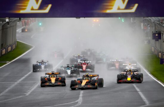 04 NORRIS Lando (gbr), McLaren F1 Team MCL39, 81 PIASTRI Oscar (aus), McLaren F1 Team MCL39, 01 VERSTAPPEN Max (nld), Red Bull Racing RB21, action, start of the race, depart, during the Formula 1 Louis Vuitton Australian Grand Prix 2025, 1st round of the