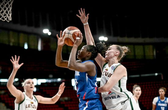 Francozinje zanesljive, Italijanke po drami v polfinale (VIDEO)